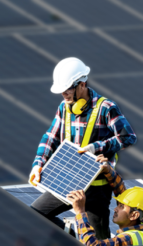 Prologis Energy & Sustainability-lösningar, personal som installerar solpaneler Prologis Energy & Sustainability-lösningar, personal som installerar solpaneler