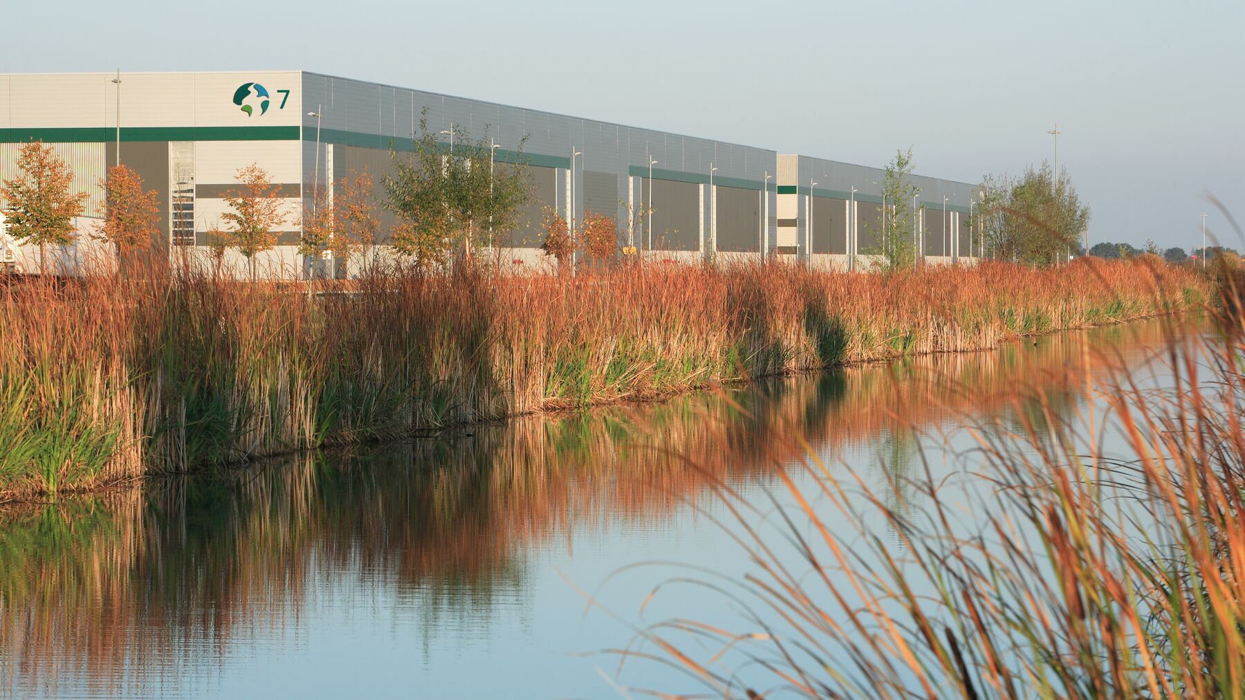 Prologis lagerbyggnad intill en flod Prologis lagerbyggnad intill en flod
