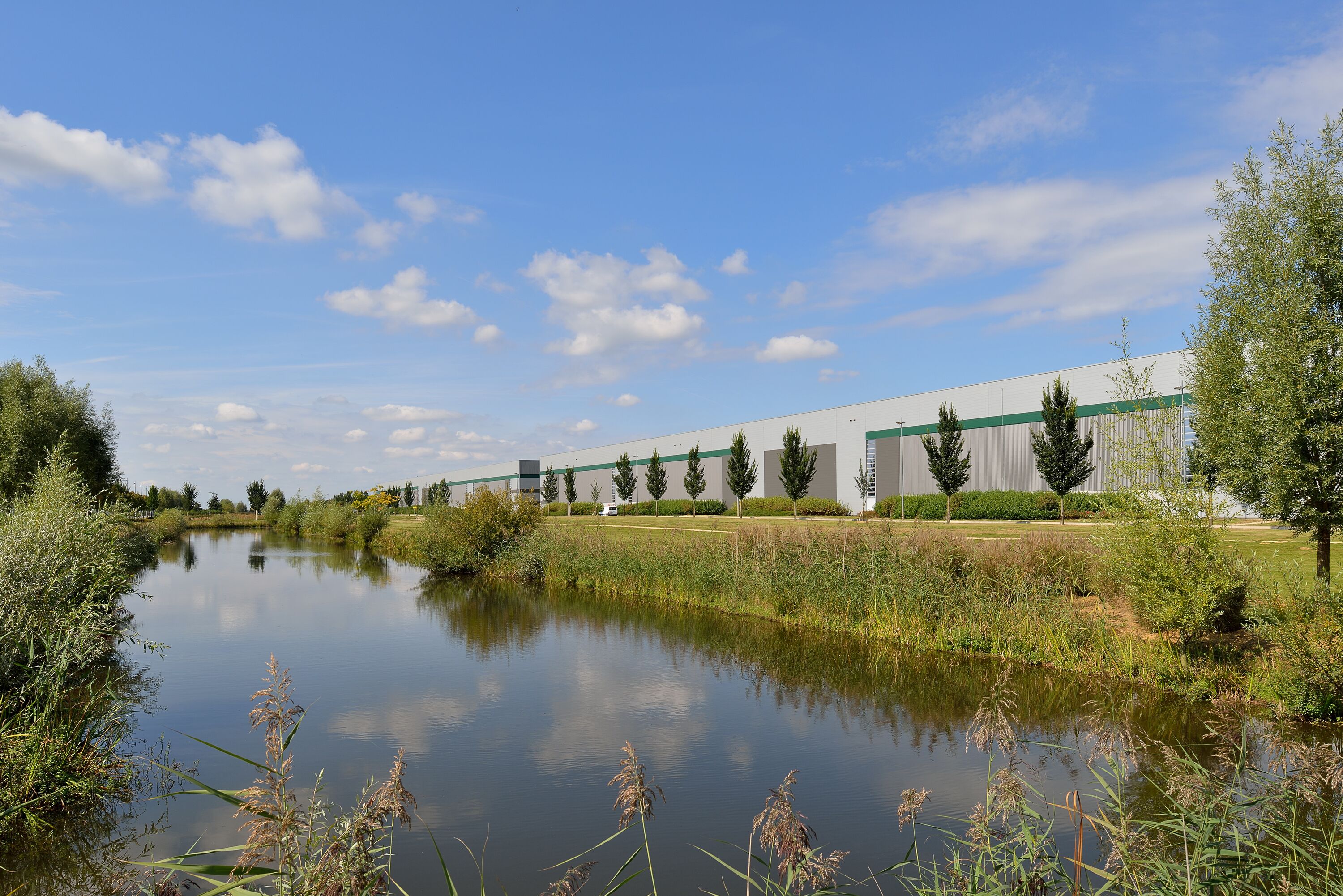 Prologis lagerbyggnad intill en flod Prologis lagerbyggnad intill en flod